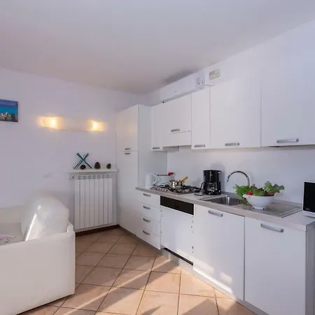 Fiumelatte Sleeps 4 Air Con Wifi T790814
