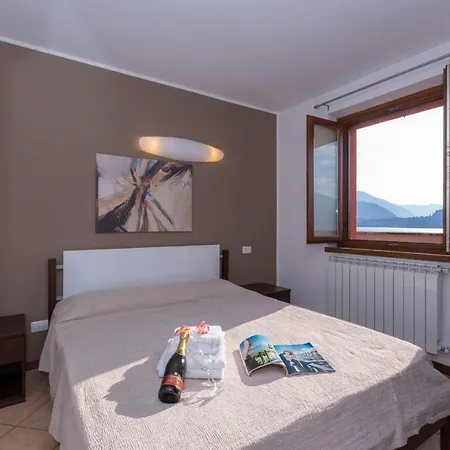 Fiumelatte Sleeps 4 Air Con Wifi T790814 Appartement *
