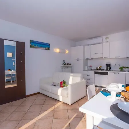 Fiumelatte Sleeps 4 Air Con Wifi T790814 * Varenna
